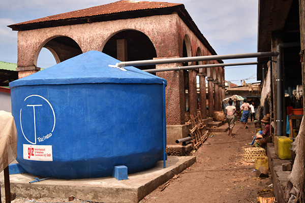 Un système d’eau public Tatirano sur le marché de Farafangana, au sud-est de Madagascar