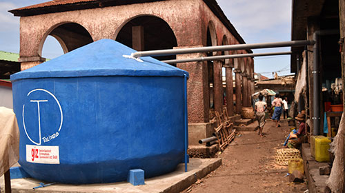 Un système de collecte d'eau de pluie de 20 000 litres photographié dans un marché animé à Farafangana, au sud-est de Madagascar